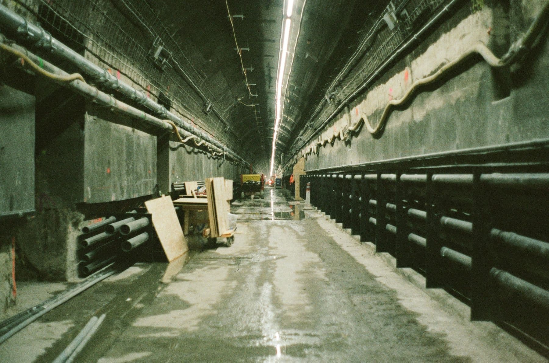 Tunnel met kabels en leidingen in aanbouw